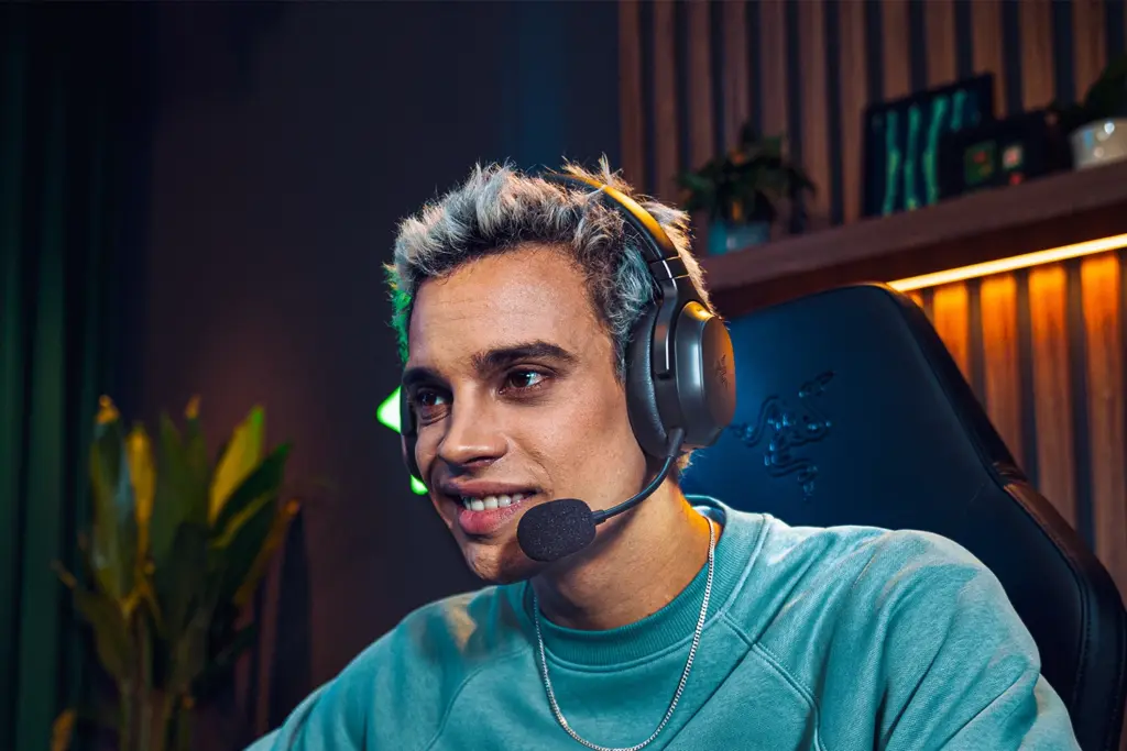 Гарнитура Razer Barracuda V2 Pro со съёмным микрофоном во время игры