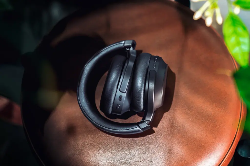 Сложенная Razer Barracuda V2 Pro на сиденье