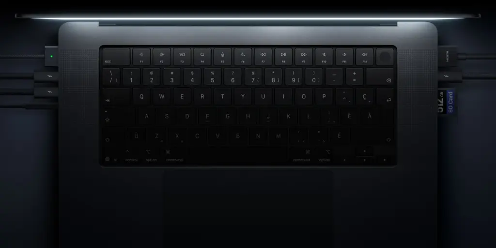 Разъёмы нового MacBook Pro с PROLED XDR, вид сверху — официальное изображение Apple