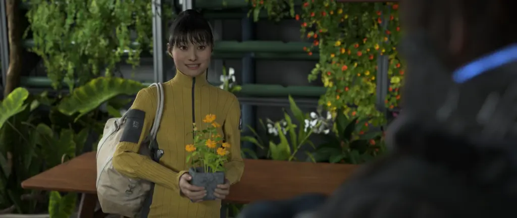 Eine Frau im gelben Anzug hält einen Blumentopf
