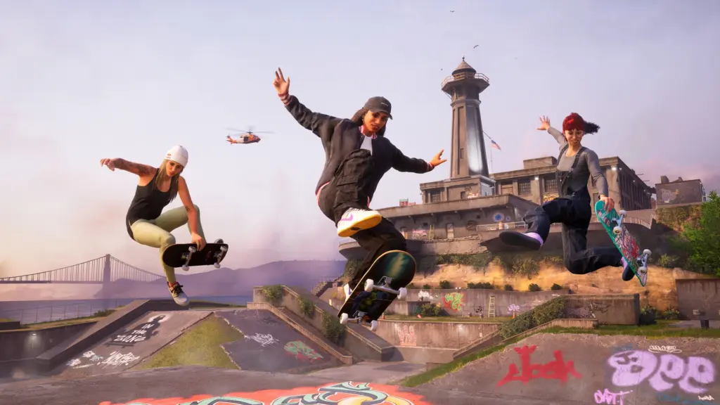 Drei Skater führen Tricks an einer Rampe aus