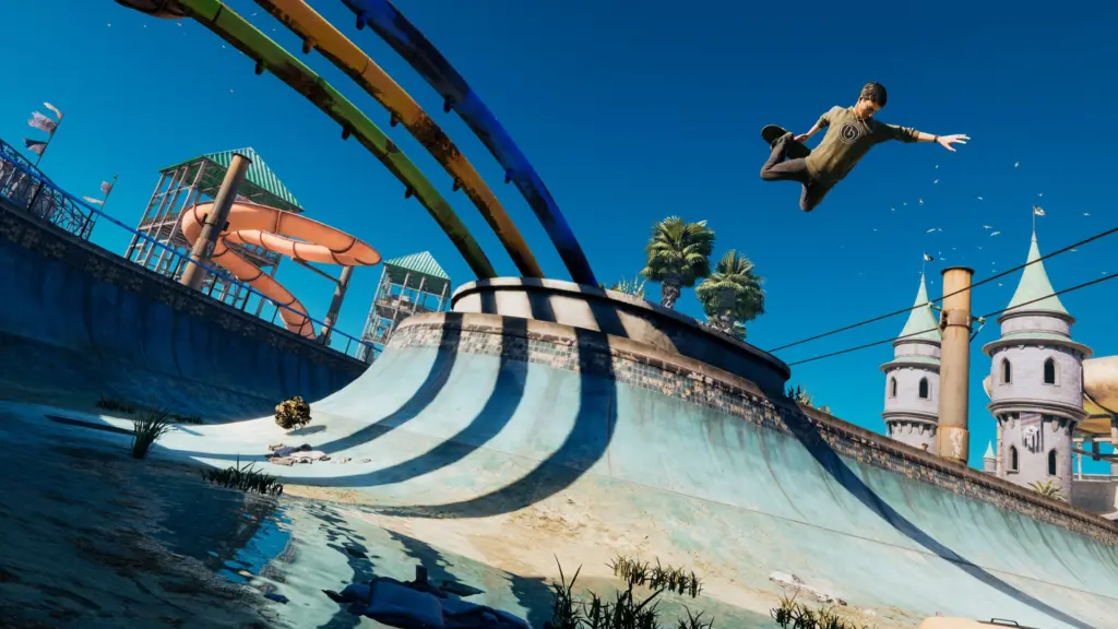 Ein Skater springt über die Wand eines leeren Schwimmbeckens
