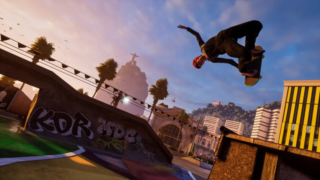 Ein Skater führt einen Sprung vor städtischen Gebäuden aus