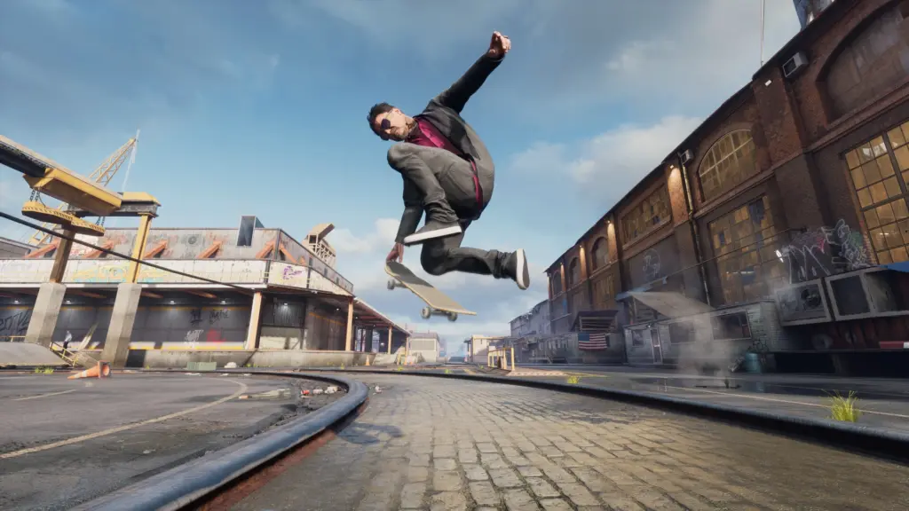 Ein Skater springt auf einem Industriegelände über Schienen