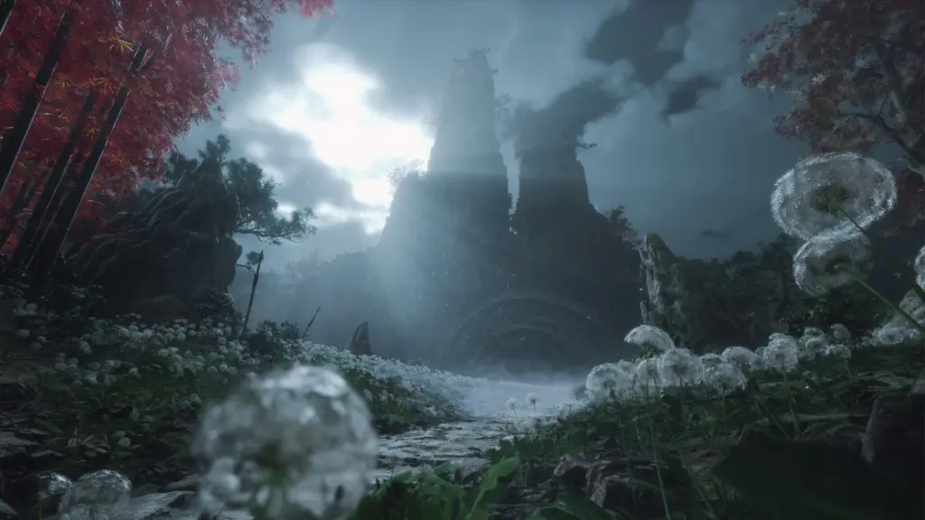 Nebel und weiße Blumen vor einem steinernen Tempeltor