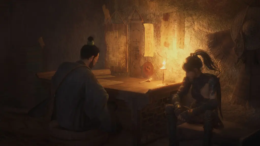 Wuchang spricht in einem kerzenbeleuchteten Raum mit einer Frau