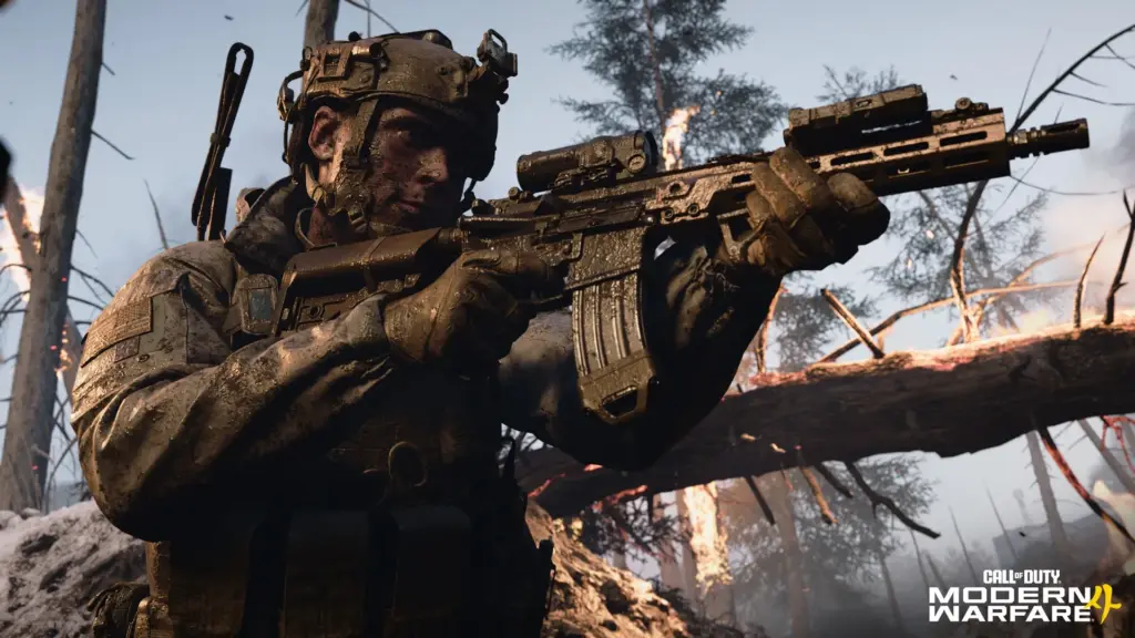 Ein Soldat mit Gewehr zwischen brennenden Bäumen in Modern Warfare 4