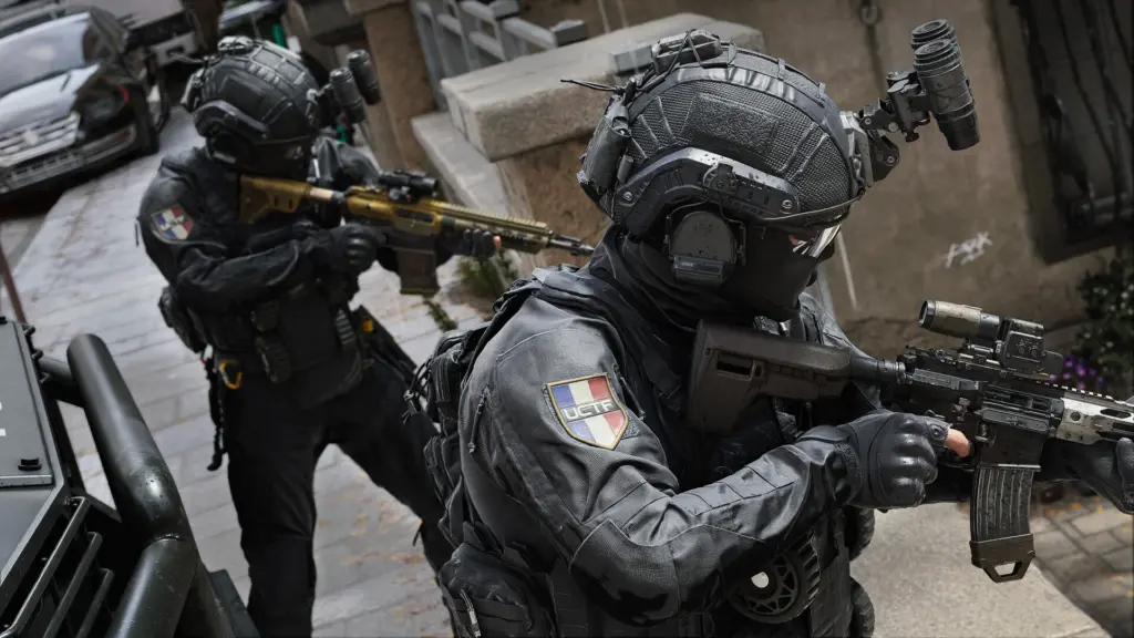 Eine ausgerüstete Einsatzgruppe in Modern Warfare 4
