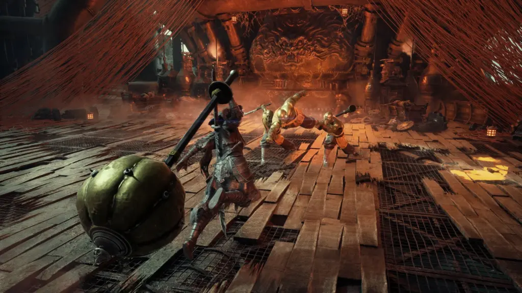 Kampf gegen Gegner in einem feuerbeleuchteten Holzgang in Phantom Blade Zero