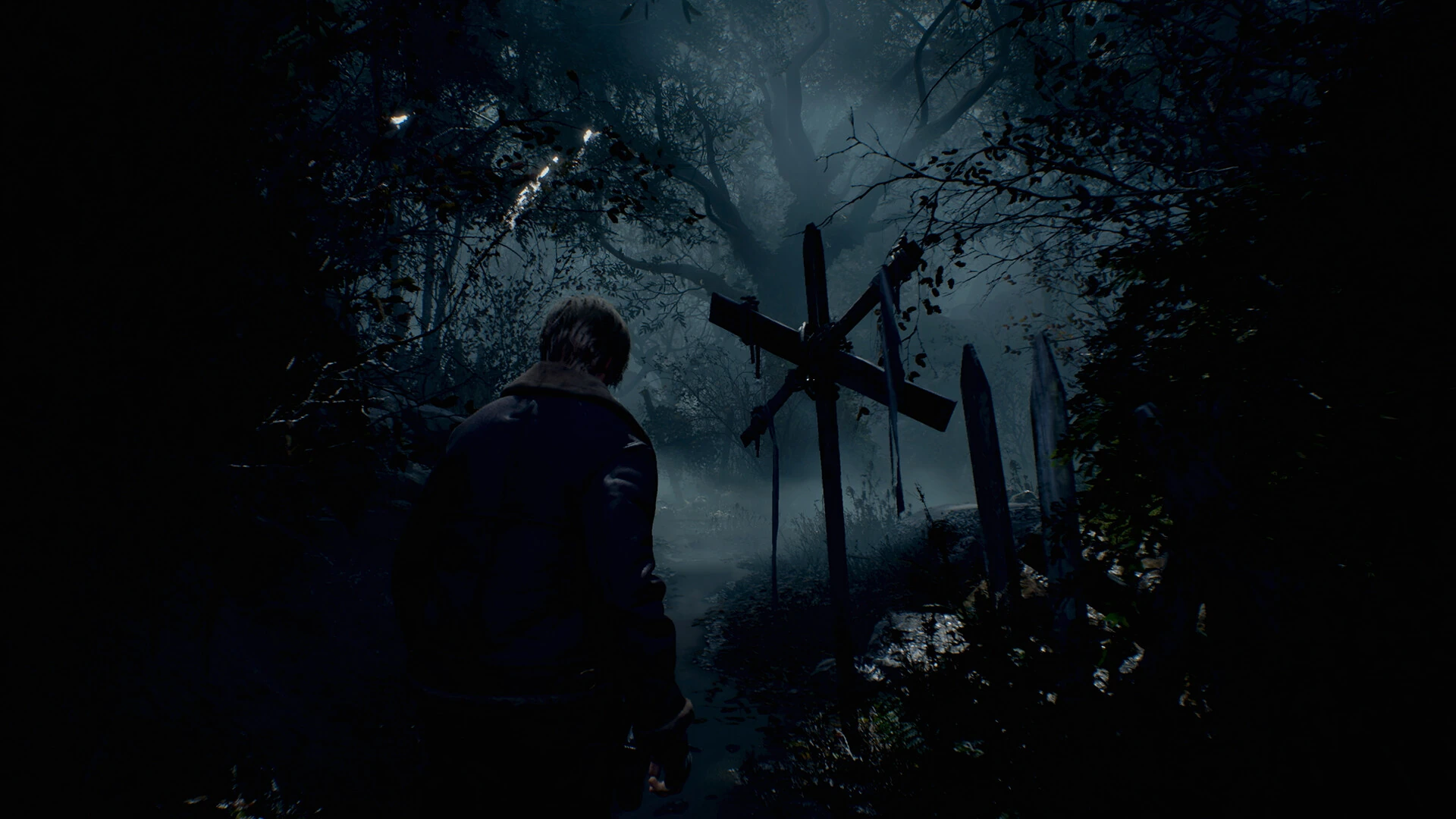 Leon auf einem Waldweg zwischen Kreuzen in Resident Evil 4