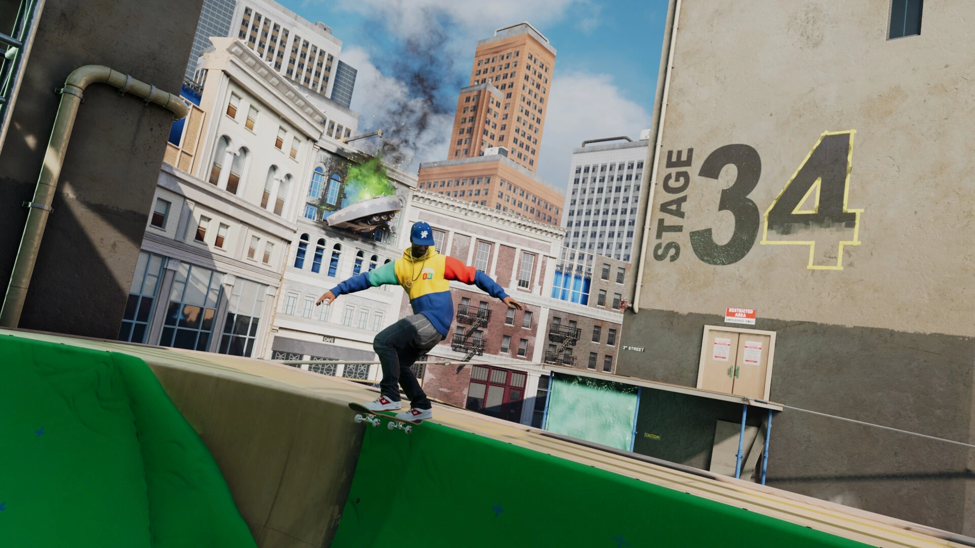 Ein bunt gekleideter Skater fährt an einem Filmstudio vorbei