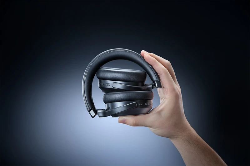 Складная Razer Barracuda V2 Pro в руке