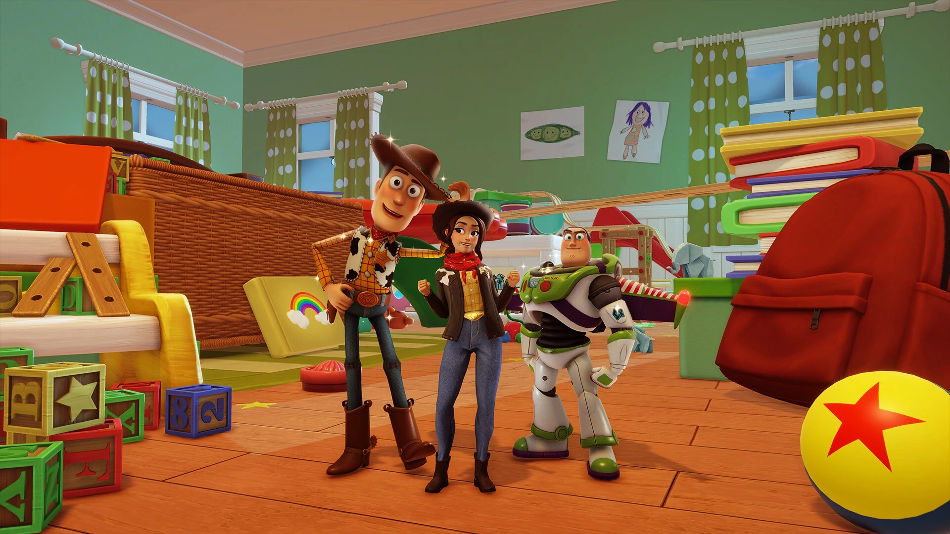 Woody und Buzz Lightyear stehen mit einer Spielfigur in einem Kinderzimmer