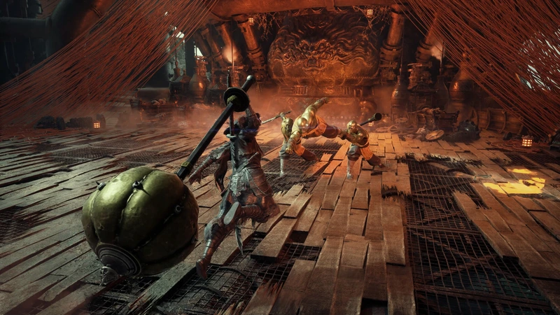 Kampf gegen Gegner in einem feuerbeleuchteten Holzgang in Phantom Blade Zero