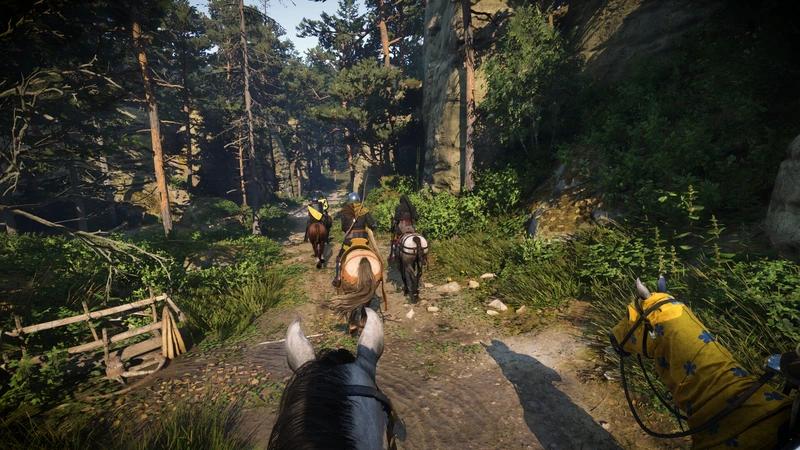 Ritt auf einem Waldweg in Kingdom Come: Deliverance II