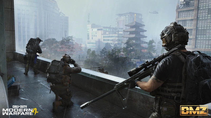 Ein DMZ-Trupp auf einem Dach über einer Stadtstraße in Modern Warfare 4