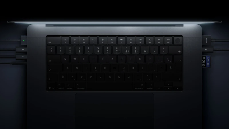 Разъёмы нового MacBook Pro с PROLED XDR, вид сверху — официальное изображение Apple
