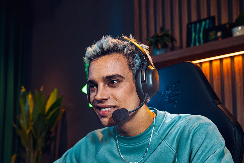 Гарнитура Razer Barracuda V2 Pro со съёмным микрофоном во время игры