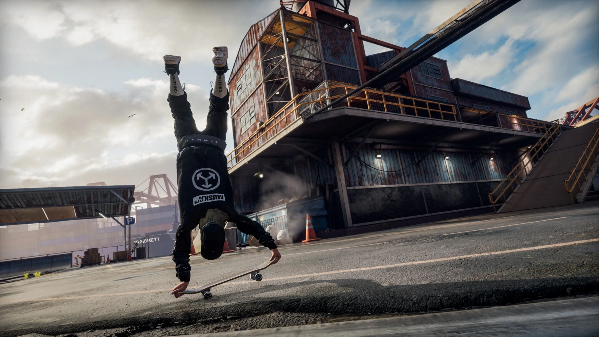 Ein Skater macht einen Handstand auf seinem Skateboard