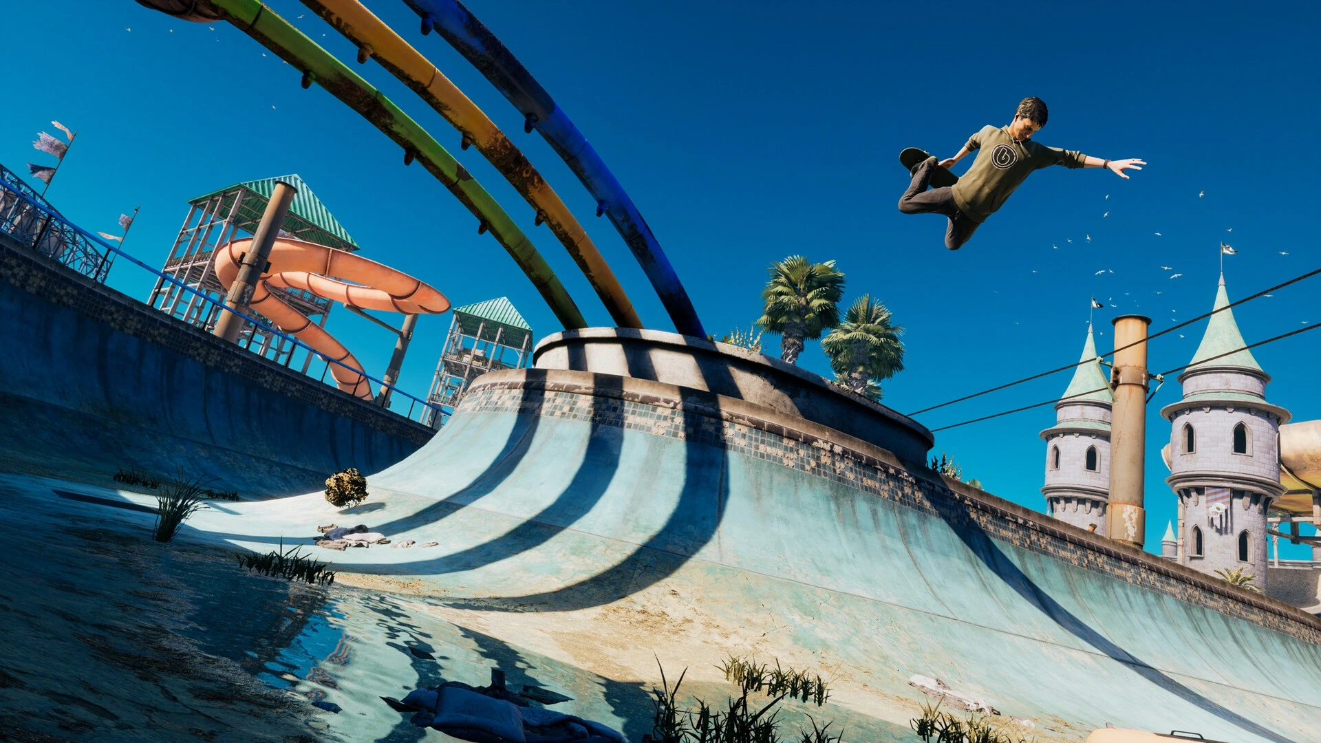 Ein Skater springt über die Wand eines leeren Schwimmbeckens