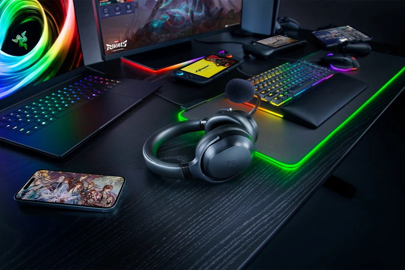 Razer Barracuda V2 Pro рядом с ноутбуком и мобильными устройствами