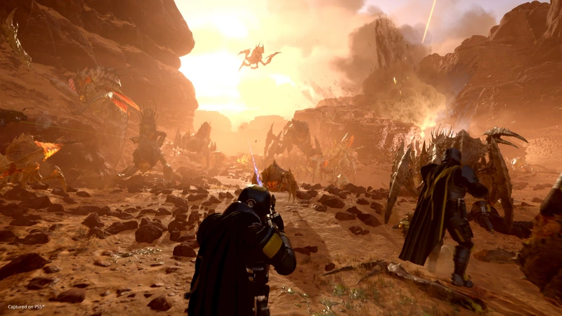 Helldivers 2: Отряд сражается с крупным противником в ущелье