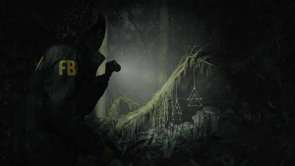 Alan Wake 2: Исследование леса с фонарём