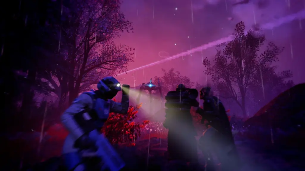 Helldivers 2: Боец освещает фонарём фиолетовый инопланетный ландшафт