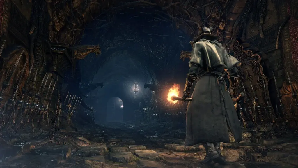 Bloodborne: Охотник с факелом в тёмном подземном проходе