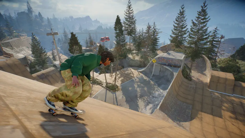 skate.: Скейтбордист спускается по большой рампе в горном парке skate.